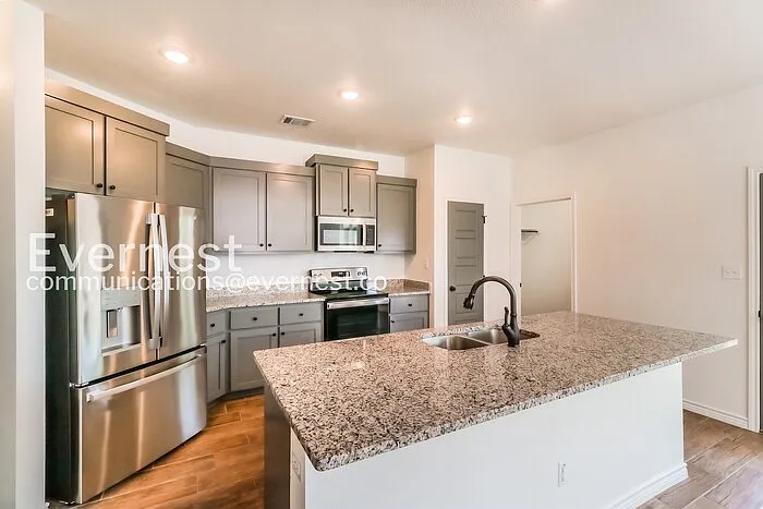 3 bed, 2.0 bath, 1881 sqft, $1,895 — Photo 4