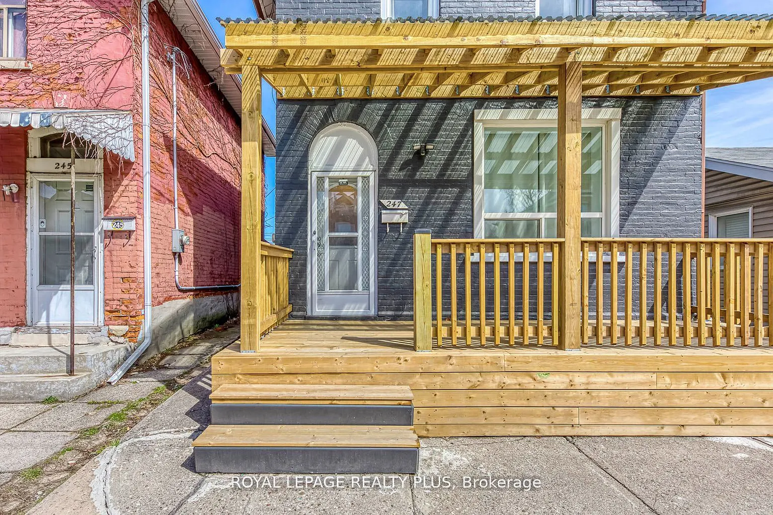 247 Robert St photo 1