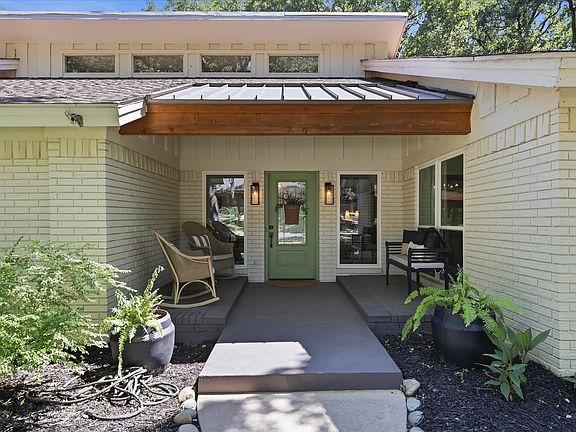 2nd image of 12 Timbergreen Cir
