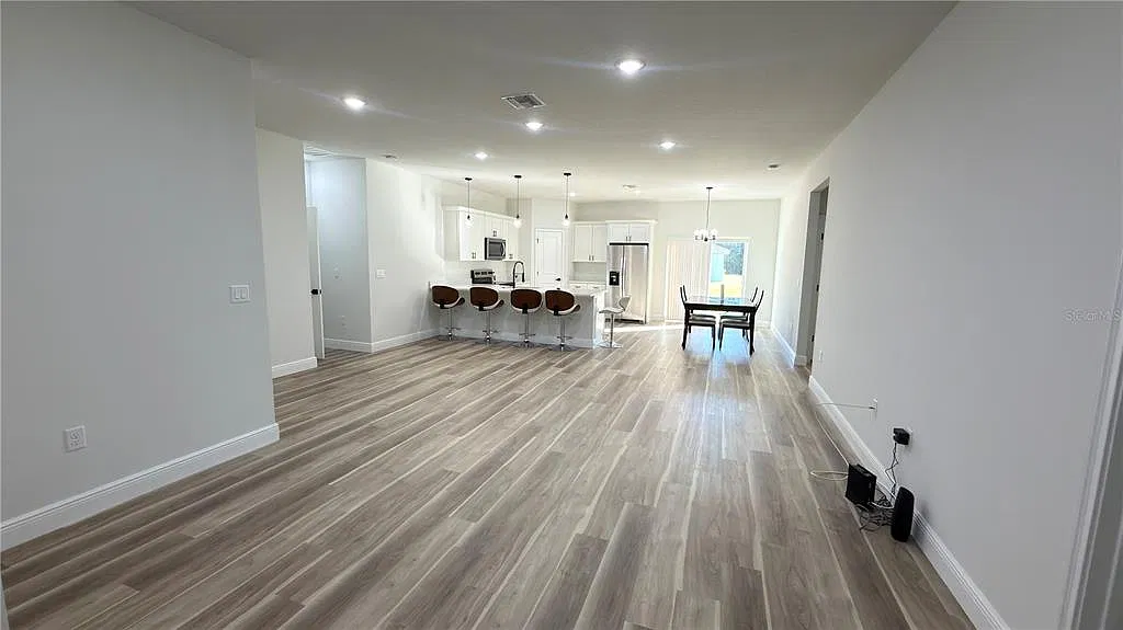 4 bed, 2.0 bath, 1883 sqft, $2,000 — Photo 2