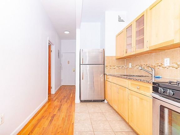 2nd image of 518 Willoughby Ave #4H