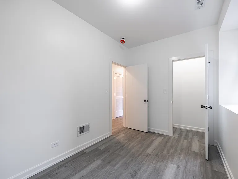 1016 N Hamlin Ave — Photo 8