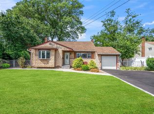 126 W 15th St, Deer Park, NY 11729