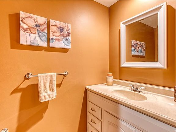 4th image of 32 Timberlane Dr