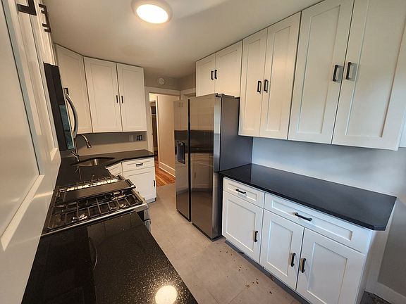 3rd image of 469 Norton St Unit 1