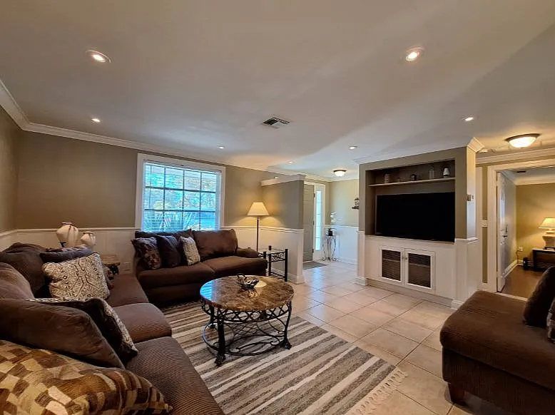 3 bed, 2.0 bath, 1376 sqft, $1,850 — Photo 2
