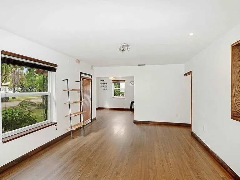 221 Camilo Ave — Photo 2