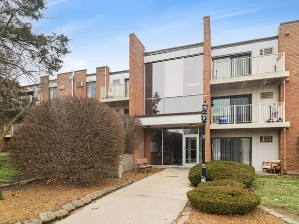 300 W Fullerton Ave APT 320, Addison, IL 60101