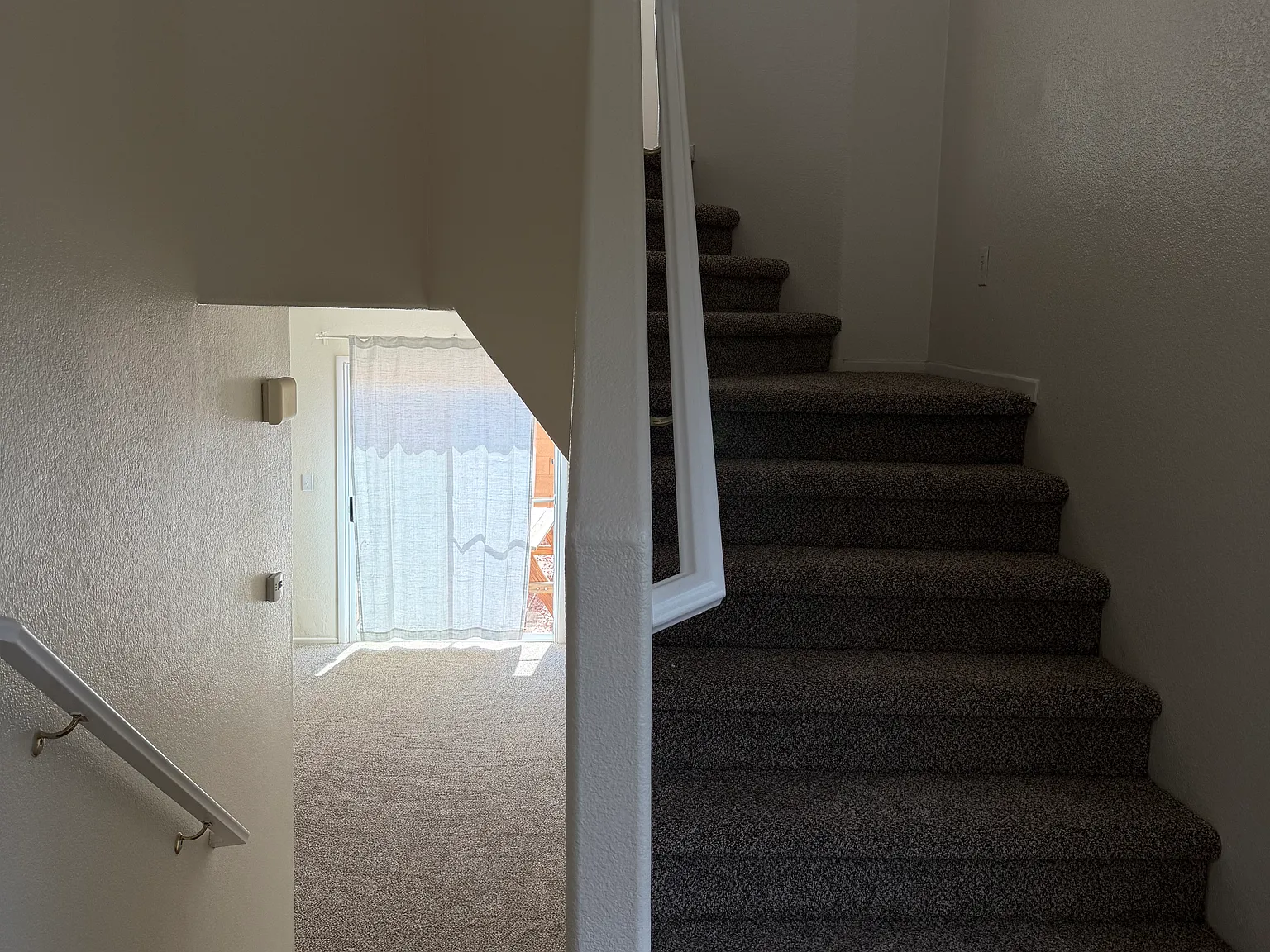 3 bed, 2.5 bath, 1803 sqft, $2,100 — Photo 2