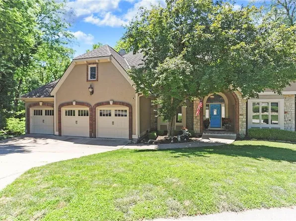 5700 N Woodland Point, Parkville, MO 64152