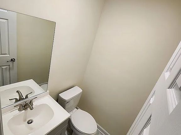 4th image of 102 Douglas Dr SE