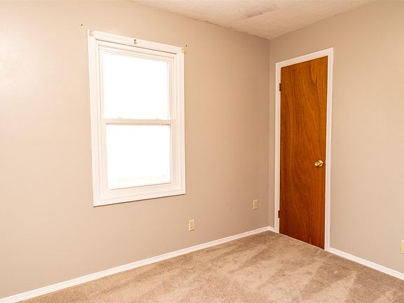 5th image of 301 N Manngrove Ln