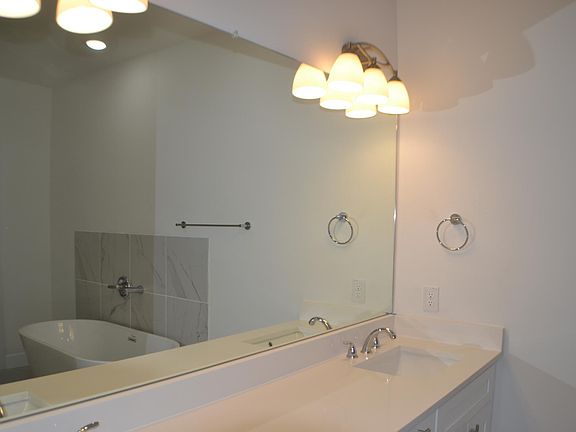 4th image of 5657 Woodlands Dr