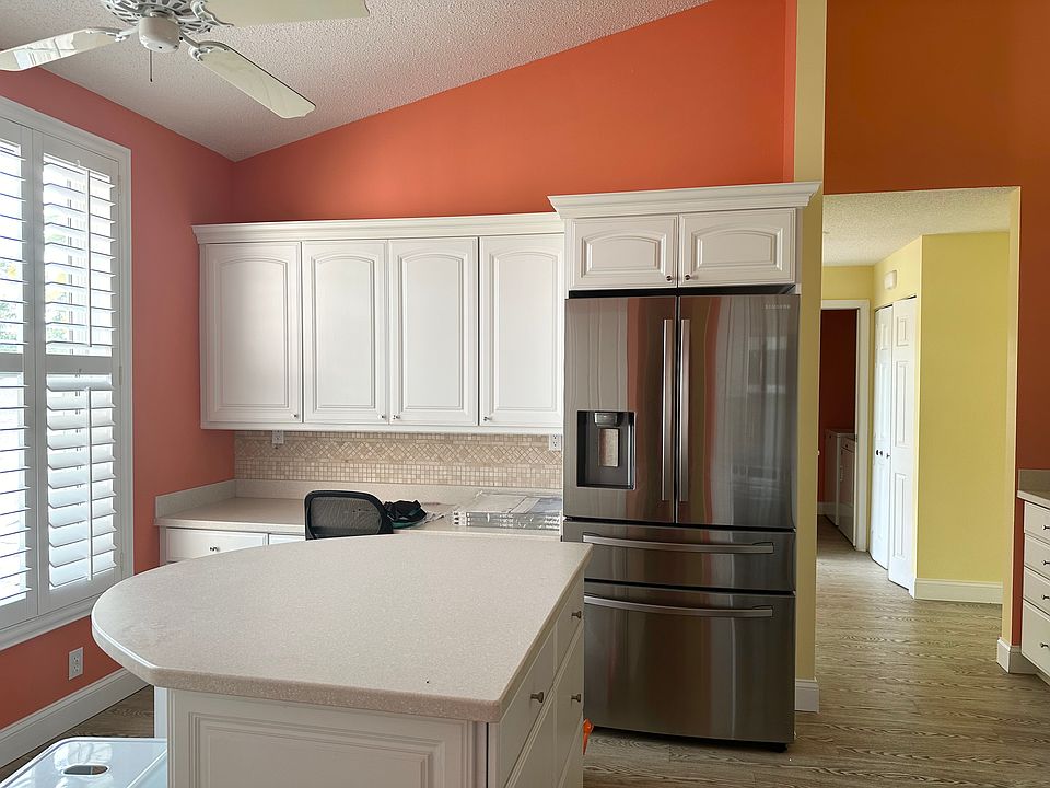 Large island in kitchen to socialize and food prep. Nice built in desk for checking recipes and doing work.