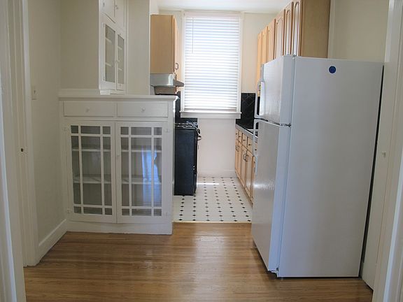 5th image of 1631 Chestnut St APT 9