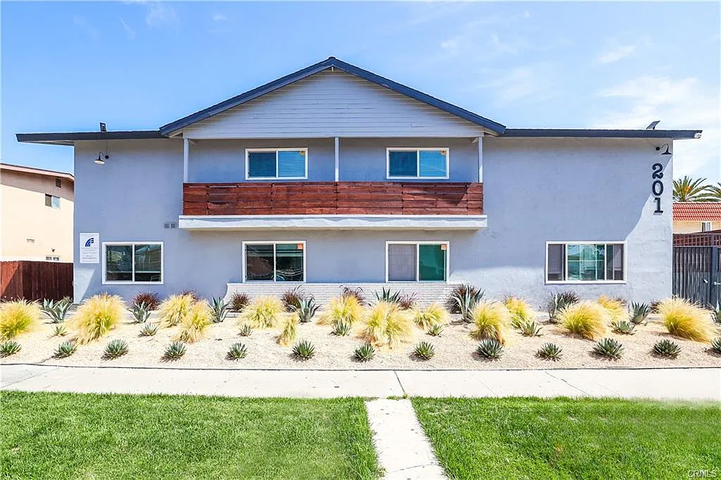 3 bed, 1300 sqft, $3,000 — Photo 2