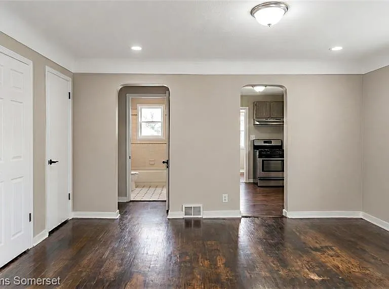 7256 Prospect Ave — Photo 5