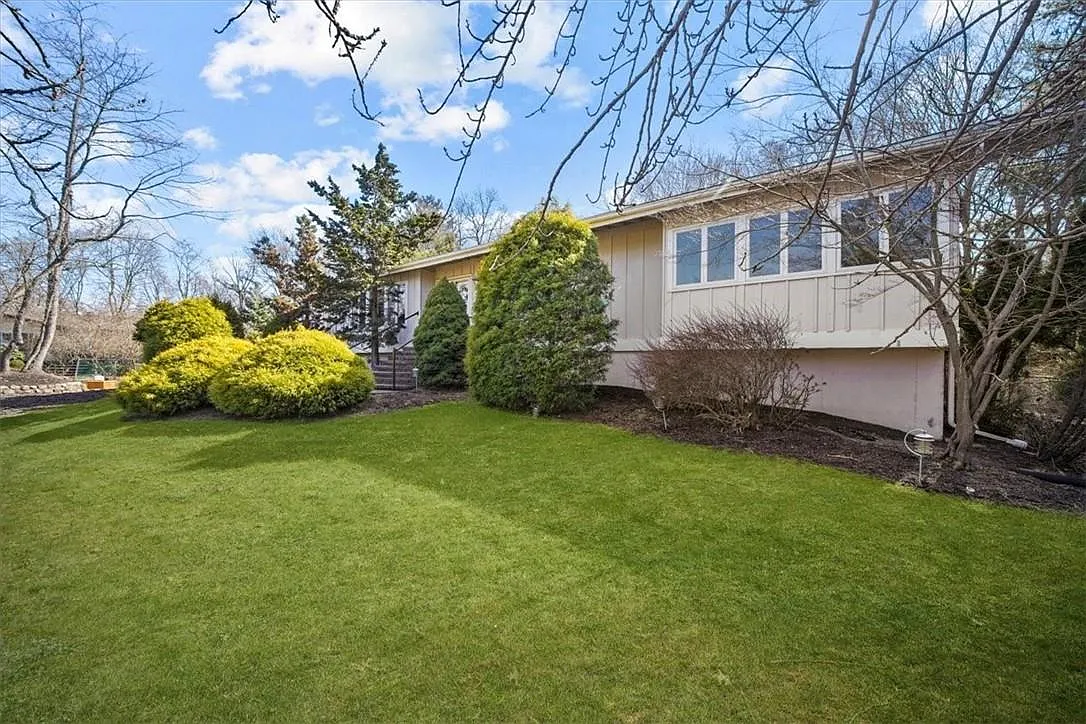 8 Plainview Court photo 1