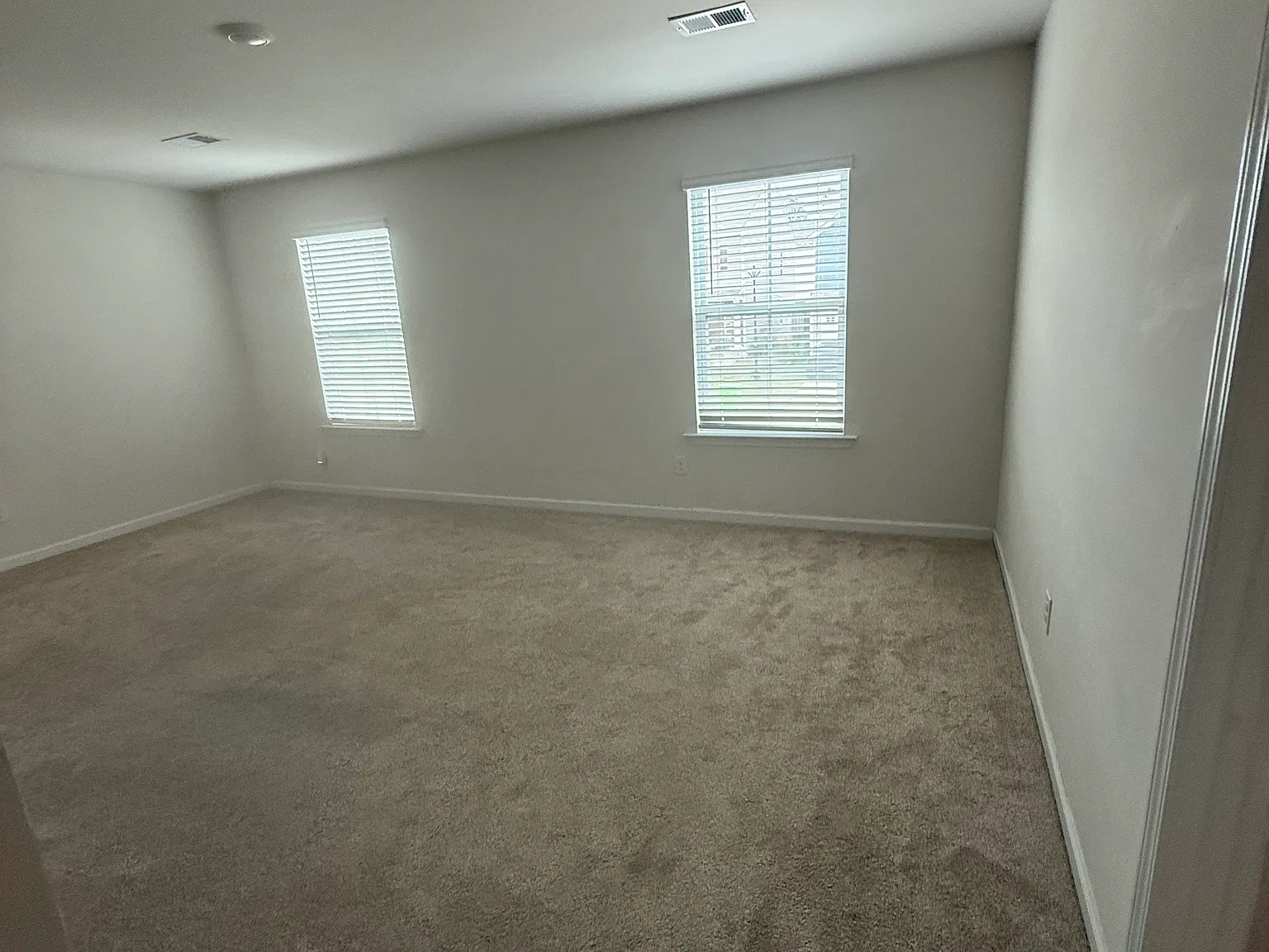 5 bed, 2368 sqft, $2,300 — Photo 4