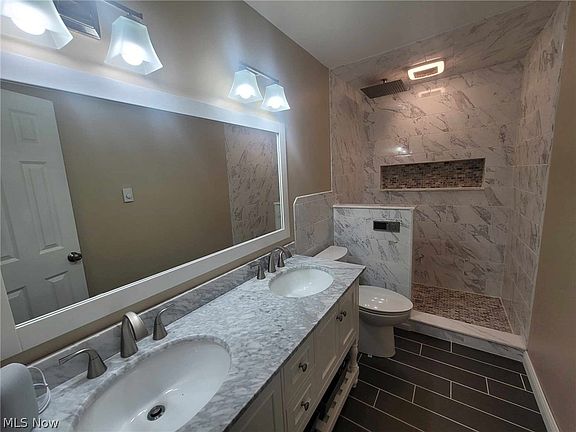 3rd image of 13 Meadowlawn Dr Unit 5