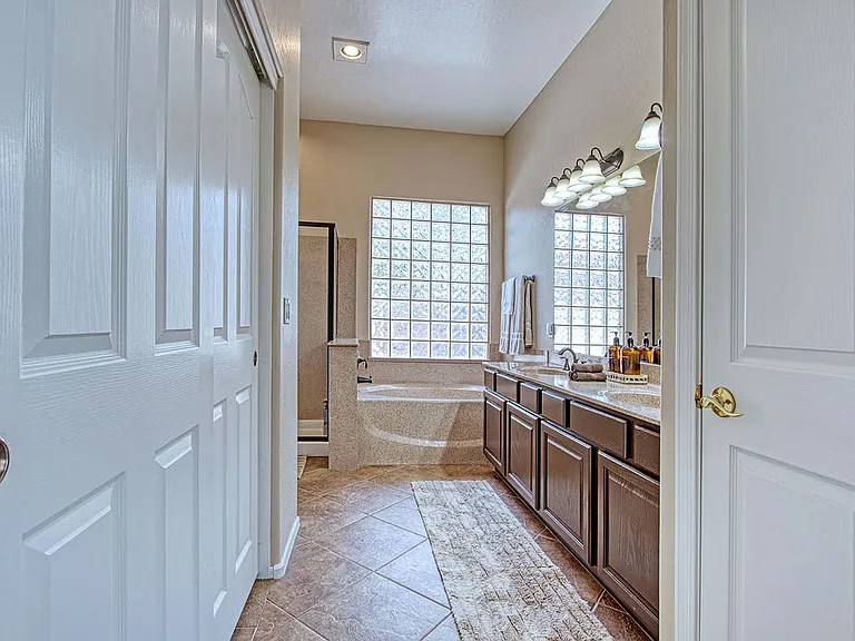 2144 W Olive Way — Photo 16