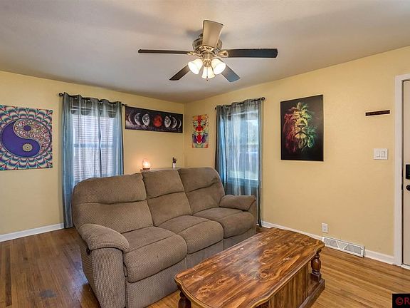 4th image of 121 N Park Ln