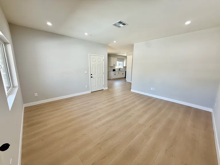 3442 Vineland Ave — Photo 3