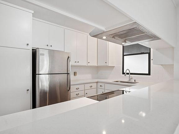 5th image of 2101 Glenneyre St APT A