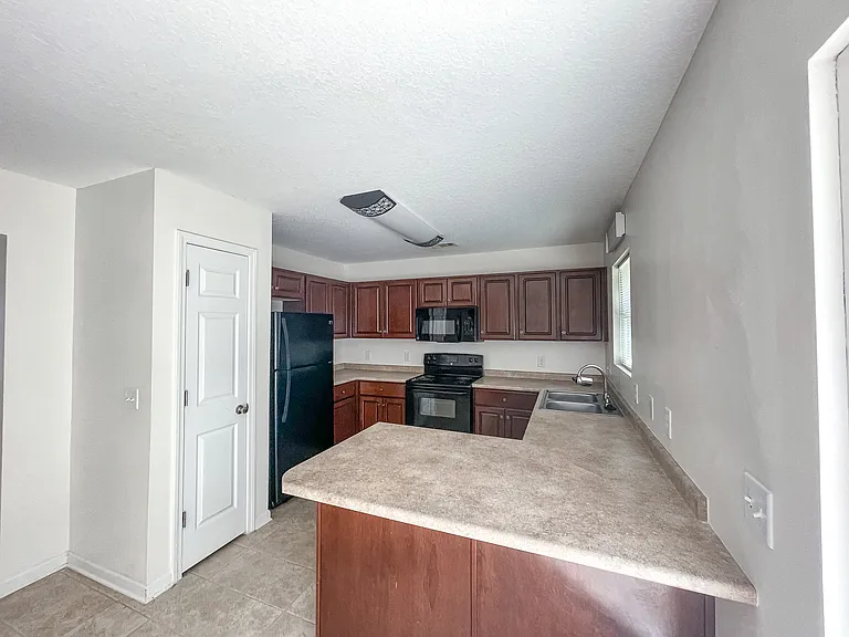 338 S Bridgeport Dr — Photo 4