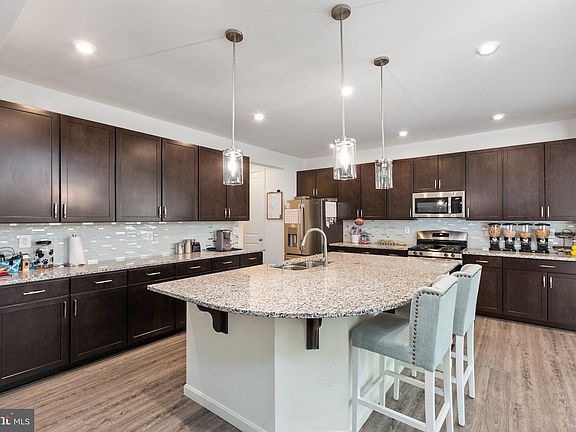 4th image of 8636 Fleetwood Dr