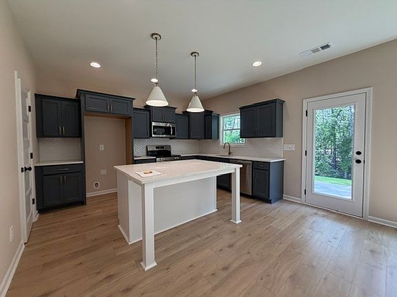 4th image of 884 McDonald Dr