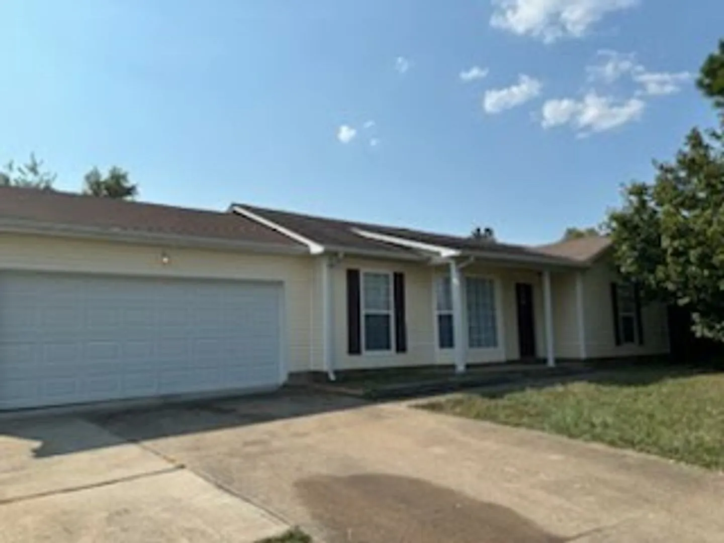 959 Van Buren Ave — Photo 1