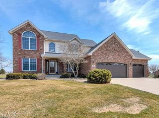26 Knollbrook Ct, Bloomington, IL 61705