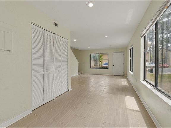 4th image of 2300 SW 43rd St APT O4