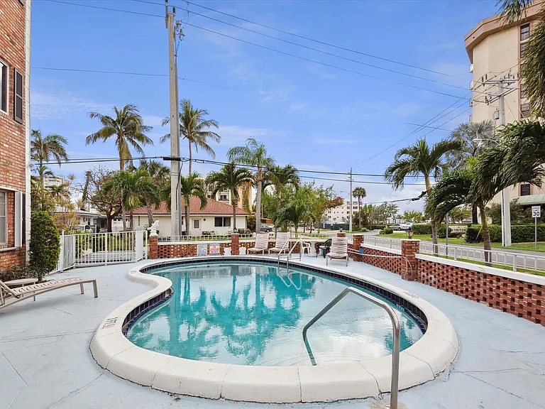 424 N Riverside Dr #204 — Photo 9