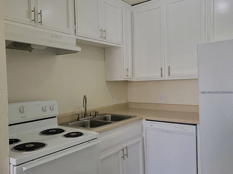 Sunburst Apartments — Photo 11