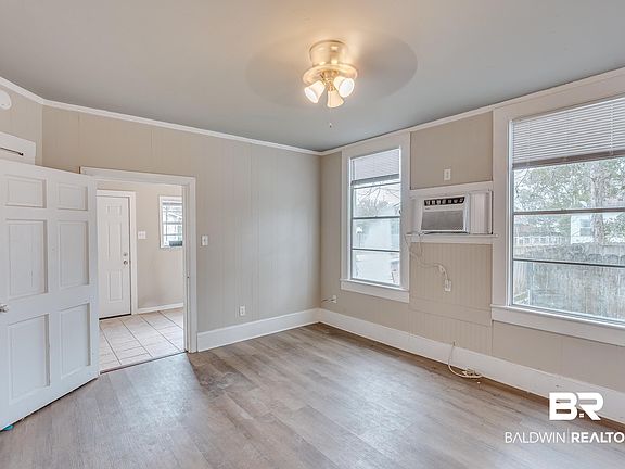 5th image of 1005 Oak St