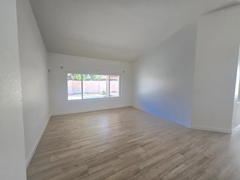 3220 W Sheffield Ave — Photo 6