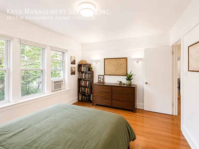 677-685.5 W Wrightwood Avenue — Photo 9