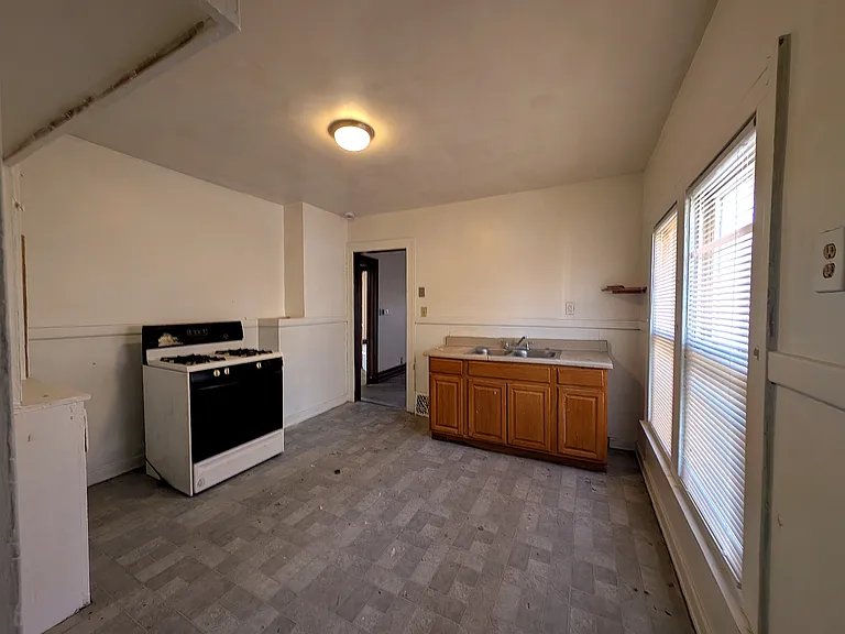 30 W Henry St — Photo 8