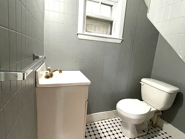 221 Middle St — Photo 12