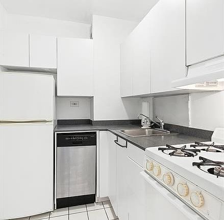 3rd image of 420 E 64th St #4K