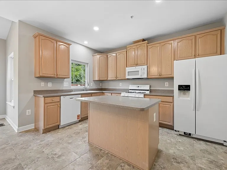 1004 Collindale Ave — Photo 12