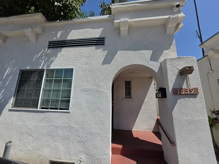 1639 N Kingsley Dr — Photo 2