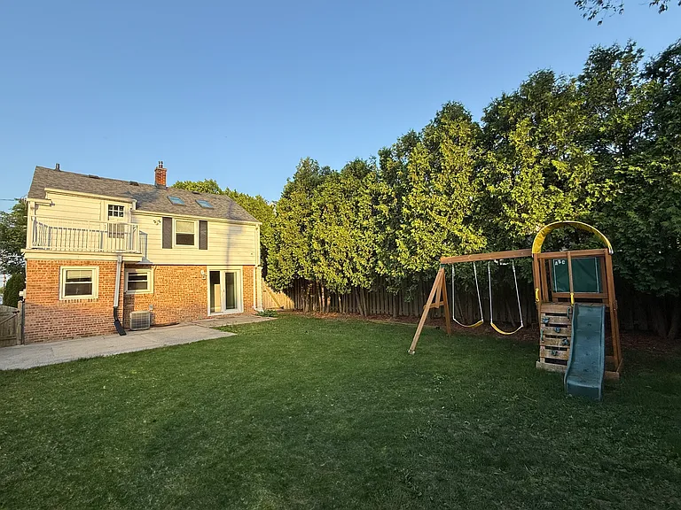5577 N Kent Ave — Photo 32