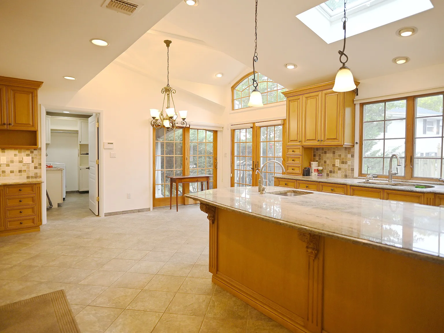 3 bed, 3280 sqft, $6,900 — Photo 3