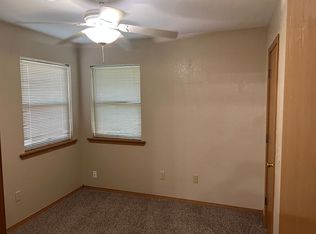 38 Hillcrest Dr, Chickasha, OK 73018