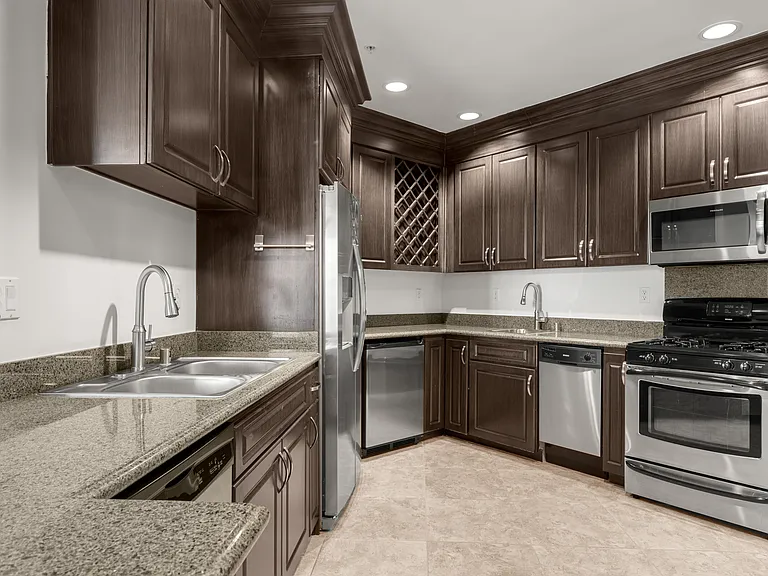 1138 Glenville Dr — Photo 3