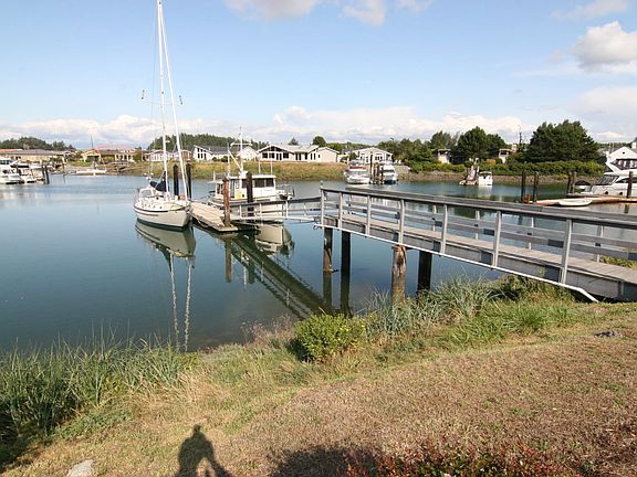 Dock shared w/neighbor