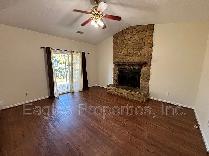 3 bed, 2.0 bath, $1,520 — Photo 3